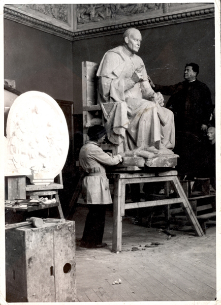 Don Félix Granda en sus Talleres de Arte, junto a la escultura de San Pío X realizada para Riese (Italia). En primer término, Julio Vicent, autor de la escultura y maestro en Talleres de esta disciplina.